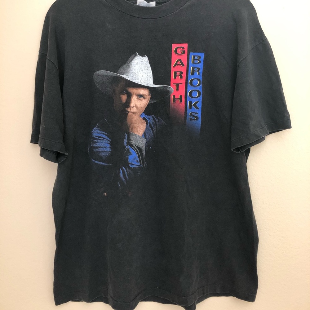 Garth Brooks graphic T-shirt (size L)